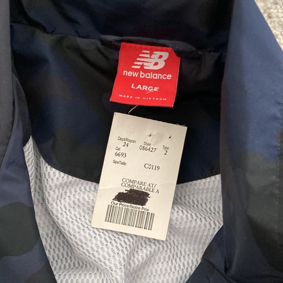 Menās New Balance Windbreaker - Picture 2 of 3